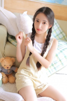 抓住胸前跳动两只兔子